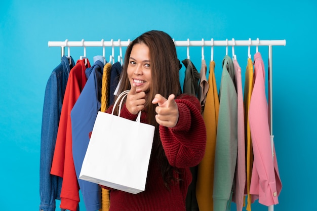 Joven Brasile A Con Bolsa De Compras En Una Tienda Sobre Puntos Azules