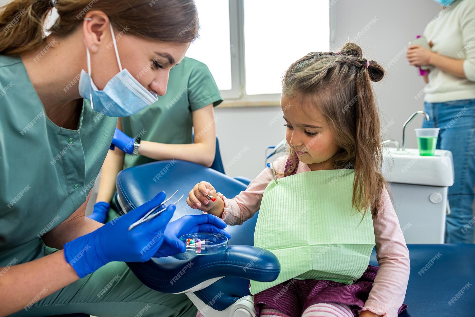 Joven Dentista Especialista Cualificada Cepillando Los Dientes De Un Niño Pequeño Que Fue