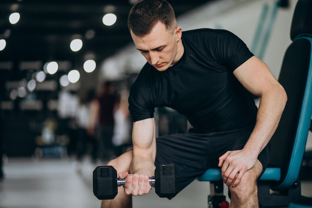 Joven Deportista Entrenando En El Gimnasio Foto Gratis