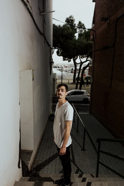 Joven deportista practicando el parkour. Foto Premium
