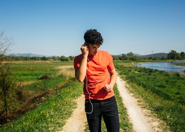 Joven Escucha M Sica Mientras Camina Por Sendero Natural Foto Gratis