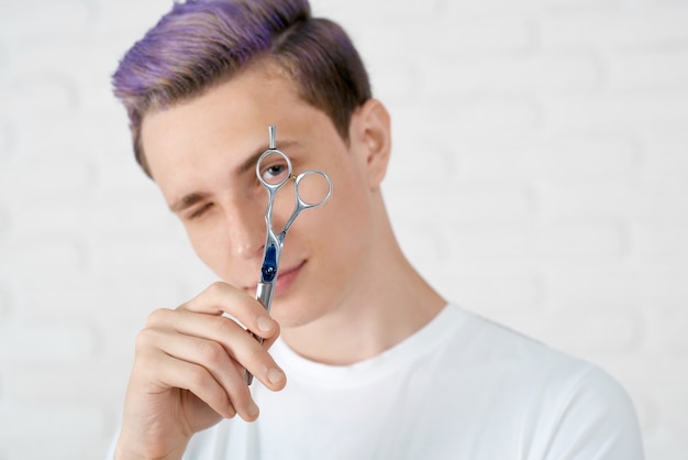 Joven Estilista Con Cabello Tonificado En Color Violeta