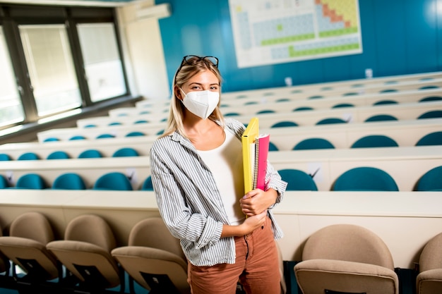 Joven Estudiante Con Máscara Médica Protectora Facial Para Protección ...