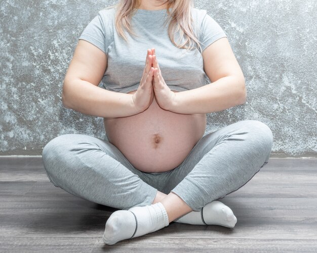 Joven Feliz Expectante Relajante Pensando En Su Bebe Y Disfrutando De Su Vida Futura Clases De Yoga A Domicilio Calma Relajacion Concepto De Embarazo Saludable Foto Premium