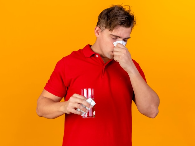 Joven Guapo Rubio Enfermo Sosteniendo Un Paquete De Tabletas M Dicas Y Un Vaso De Agua Limpiando