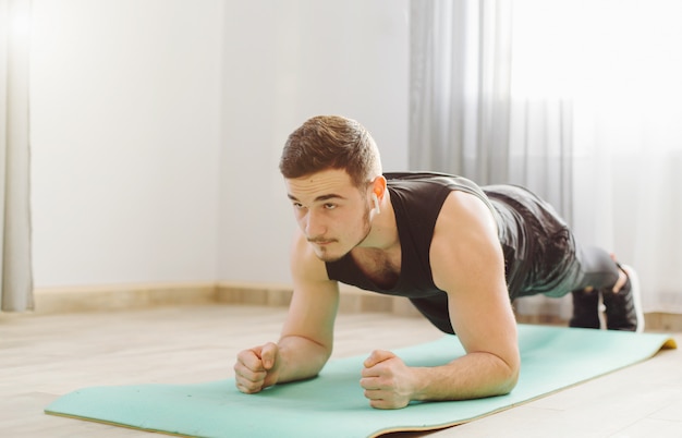 Joven Haciendo Ejercicios Deportivos En Casa | Foto Gratis