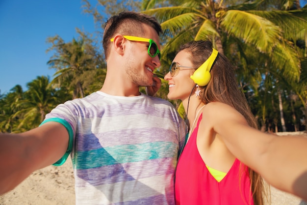 Joven Hipster Hermosa Pareja Enamorada Haciendo Foto Selfie En Playa Tropical Vacaciones De 9204