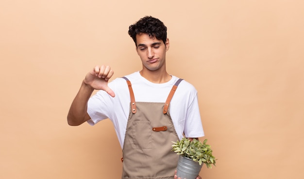 Joven jardinero sintiéndose enfadado enojado molesto decepcionado o