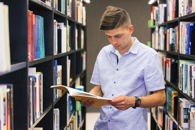 Joven Leyendo El Libro De Texto Descargar Fotos Gratis 8588