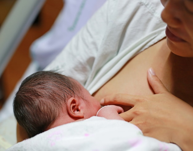 Joven Madre Amamantando A Su Hijo Recién Nacido Foto Premium