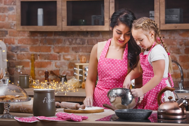 Joven Madre Hermosa Y Su Pequeña Hija Cocinando Juntos En La Cocina Foto Premium 