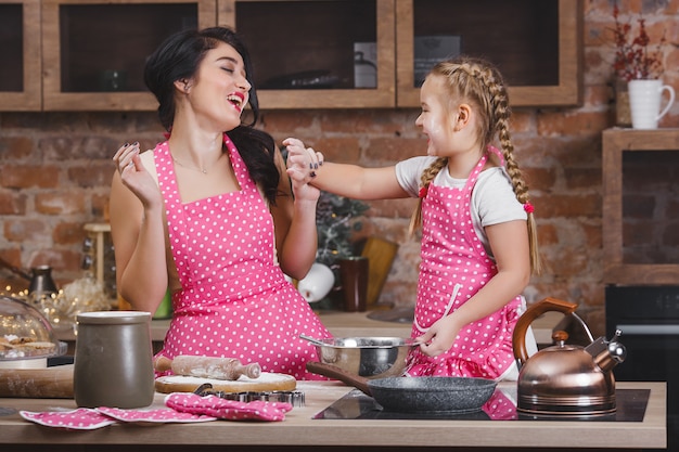 Joven Madre Hermosa Y Su Pequeña Hija Cocinando Juntos En La Cocina Foto Premium 