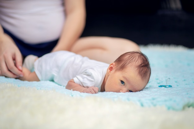 Joven Madre Pone A Su Beb Reci N Nacido Boca Abajo En El Sof Foto