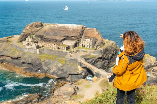 Una Joven Madre Con Su Bebe Mirando El Fort Des Capucins Un Islote Rocoso En Lo