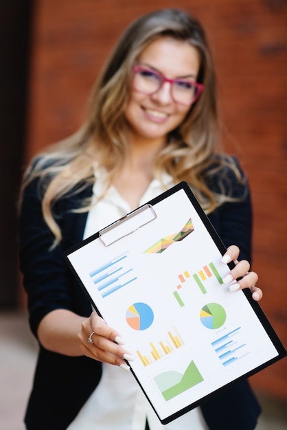 Joven M Dico Sonriente Feliz Mostrando Carpeta Con Infograf As Foto