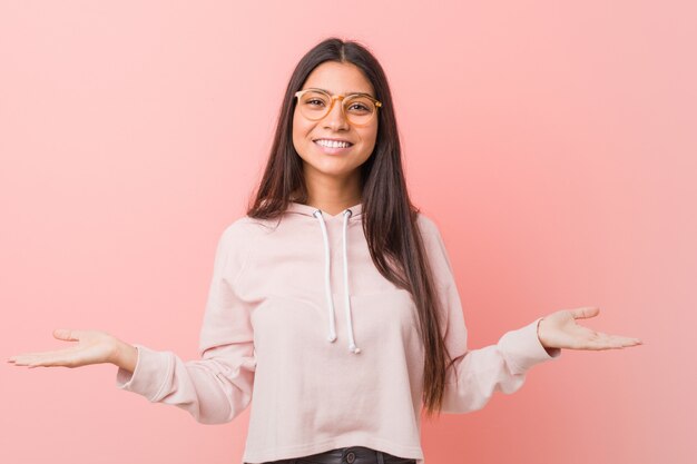 Joven Mujer Bastante Arabe Con Un Look Deportivo Casual Que Muestra Una Expresion De Bienvenida Foto Premium