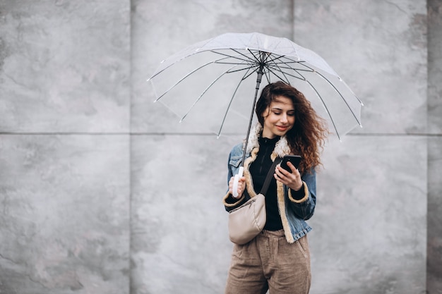 Joven Mujer Caminando Bajo La Lluvia Con Paraguas Foto Gratis 