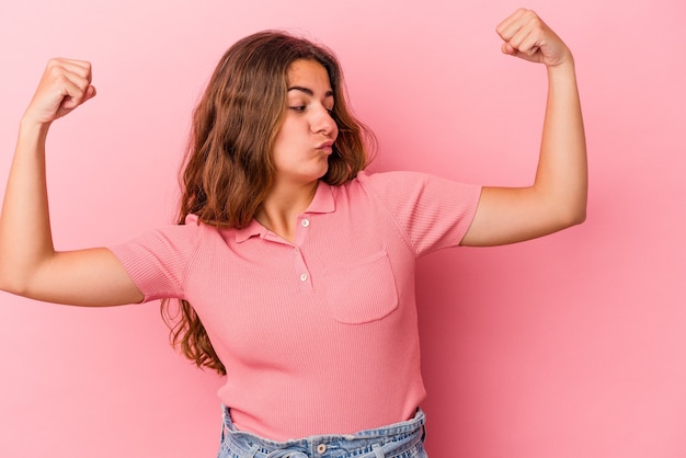 Joven Mujer Caucásica Aislada Sobre Fondo Rosa Mostrando Gesto De Fuerza Con Los Brazos Símbolo 