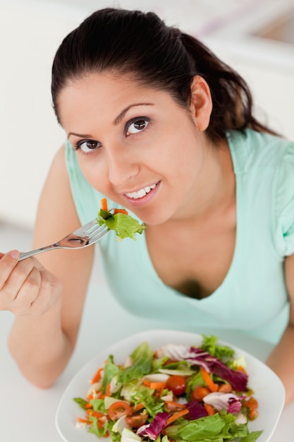 Joven Mujer Comiendo Ensalada Foto Premium