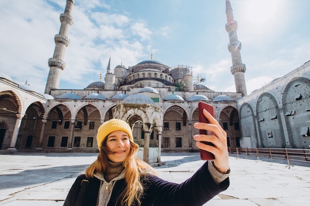 Joven Mujer Europea Toma Un Retrato Selfie En Estambul Turquia Nina Camina Por El Invierno Estambul