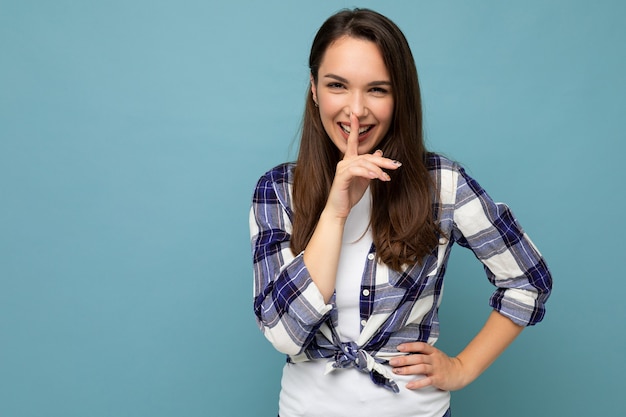 Joven Mujer Morena Hermosa Sonriente Positiva Con Emociones Sinceras Con Camisa De Cuadros De