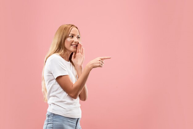 La Joven Mujer Susurrando Un Secreto Detrás De Su Mano Foto Gratis 