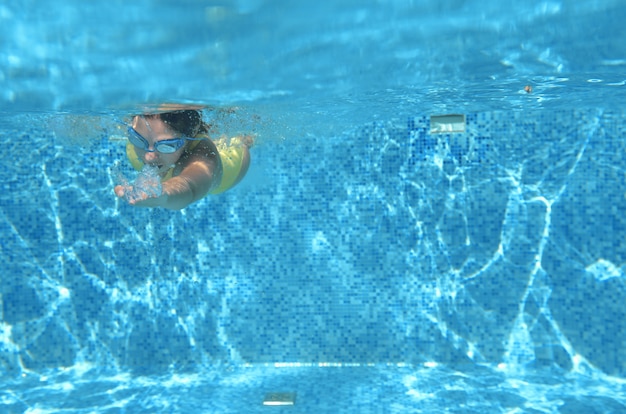 Joven Nadador Nadando Bajo El Agua En La Piscina Y Se Divierte