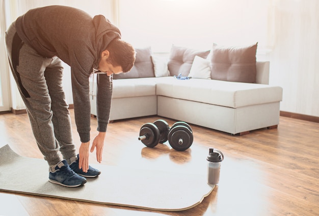 Joven Ordinario Practicar Deporte En Casa Prese En La Colchoneta Y