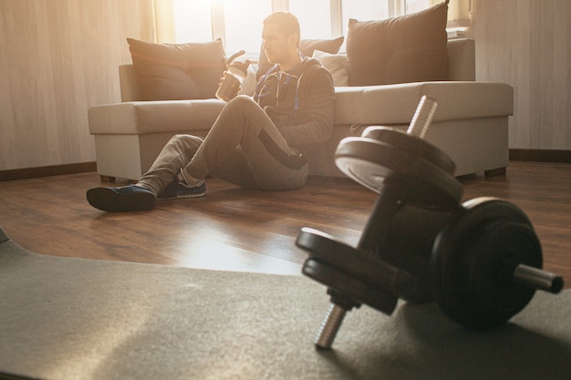 Joven Ordinario Practicar Deporte En Casa El Primer Ao De