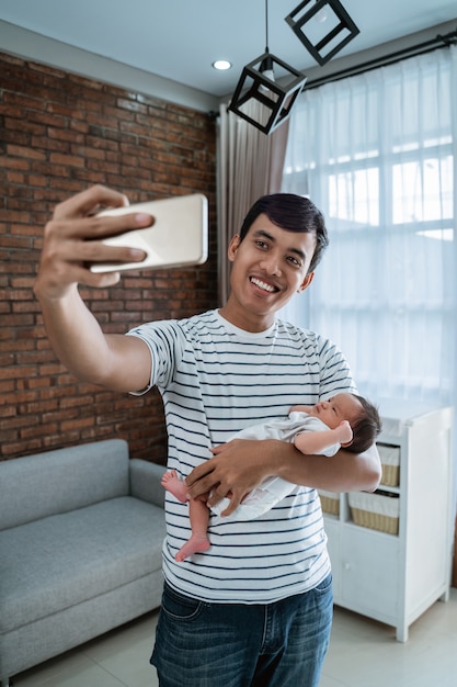 Joven Padre Con Hija Tomando Selfie Foto Premium