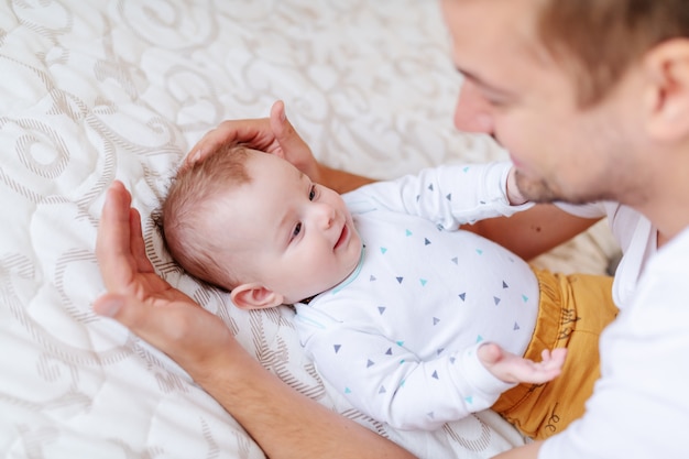 Joven Papa Jugando Y Hablando Con Su Adorable Hijo Foto Premium