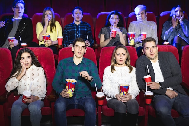 Joven Pareja Asustada En El Cine Viendo Grupo De Personas Viendo Una Pelicula De Terror En El Cine Una Pelicula De Terror Foto Premium