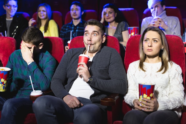 Foto Premium Joven Pareja Asustada En El Cine Viendo Una Pelicula De Terror