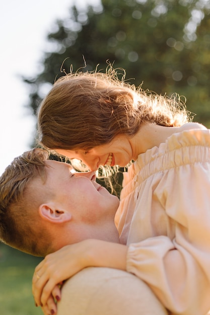 Joven Pareja Enamorada Al Aire Libre Impresionante Sensual Retrato Al