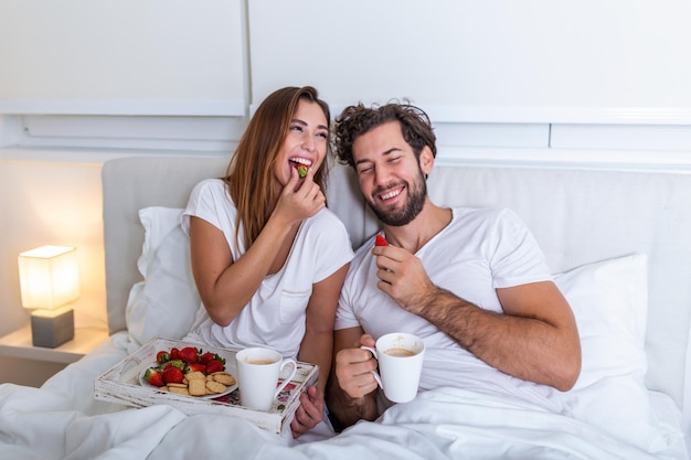 Joven Pareja De Enamorados Desayunando En Su Cama Buenos Dias