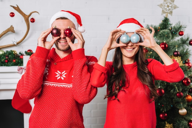 Joven Pareja Feliz Con Adornos De Navidad Foto Gratis