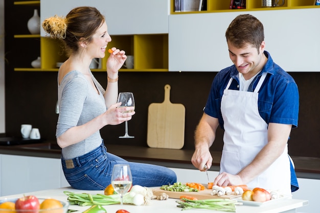 Joven Pareja Feliz Cocinar Juntos En La Cocina En Casa Foto Premium