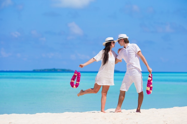 Joven Pareja Feliz Durante Vacaciones En La Playa Tropical Foto Premium