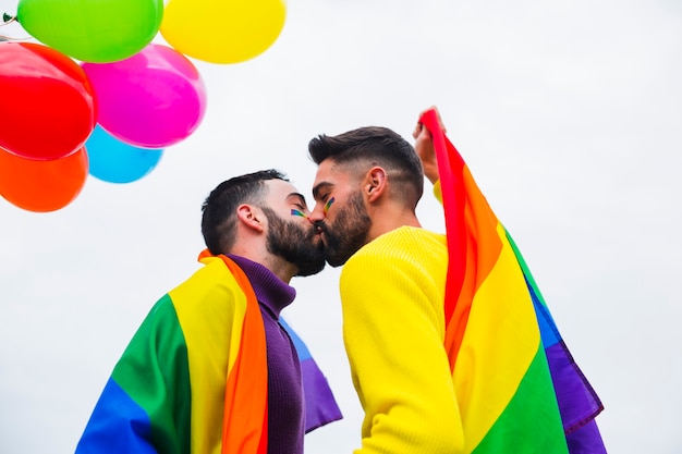 Joven Pareja Gay Besándose En Un Desfile Foto Gratis 0256