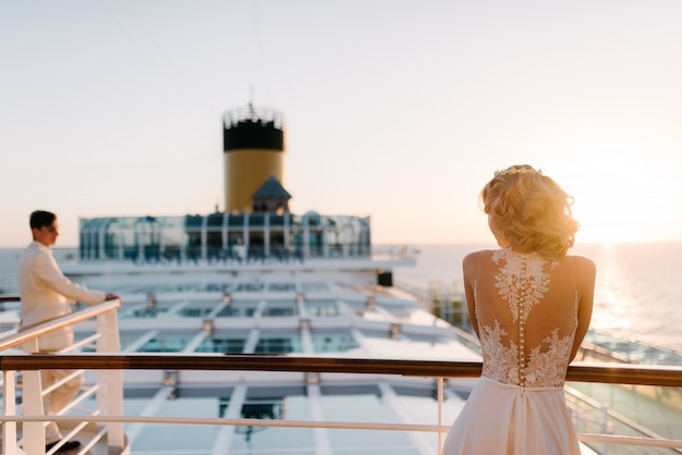 Joven Pareja Hermosa En La Cubierta De Un Crucero En El Mar Foto Premium