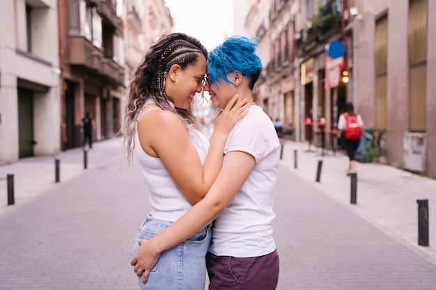 Joven Pareja De Lesbianas Besándose Y Mostrando Afecto En La Calle Foto Premium