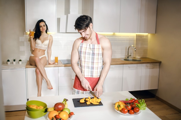 Joven Pareja Sexy Despus De La Intimidad En La Cocina Por La Noche Un