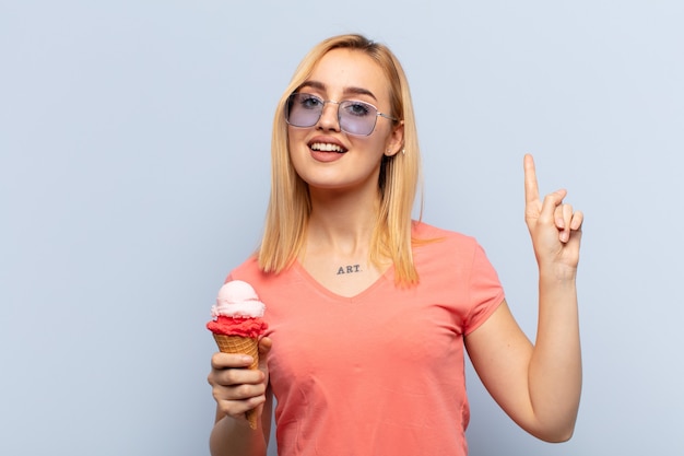 Joven rubia que se siente como un genio feliz y emocionado después de