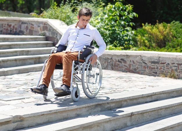 Un Joven En Silla De Ruedas Que No Puede Bajar Las Escaleras Foto Premium