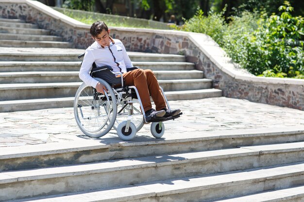 Un Joven En Silla De Ruedas Que No Puede Bajar Las Escaleras Foto Premium