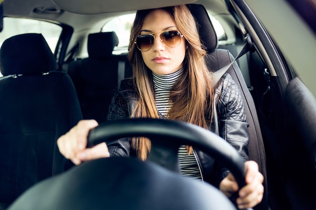 Joven Y Bella Mujer Conduciendo Su Coche. | Descargar Fotos Gratis