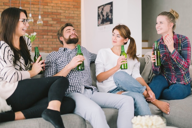 Jóvenes Amigos Tomando Cervezas Y Hablando Foto Gratis