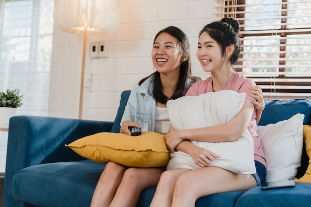 Jvenes Asiticas Lesbianas Lgbtq Mujeres Pareja Viendo La Televisin