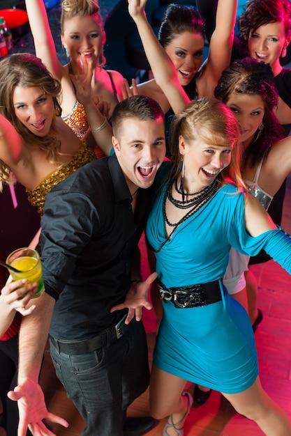 Jóvenes Bailando En Discoteca O Discoteca Hombres Y Mujeres Foto Premium