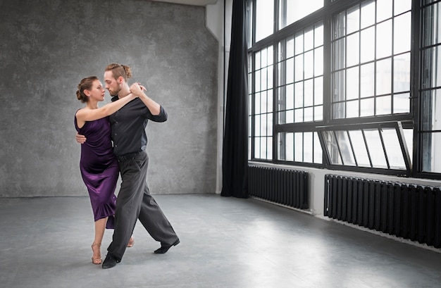 Jóvenes bailando tango en un estudio Foto Gratis